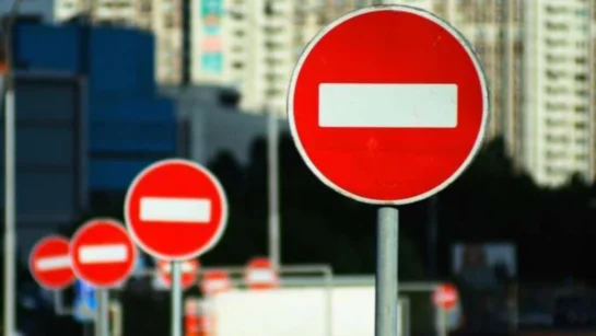 У чому відмінність дорожніх знаків “в’їзд заборонено та “рух заборонено”?
