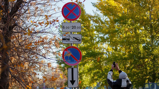 У чому відмінність знаків заборони стоянки від зупинки?